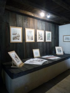 Dans la salle d'exposition